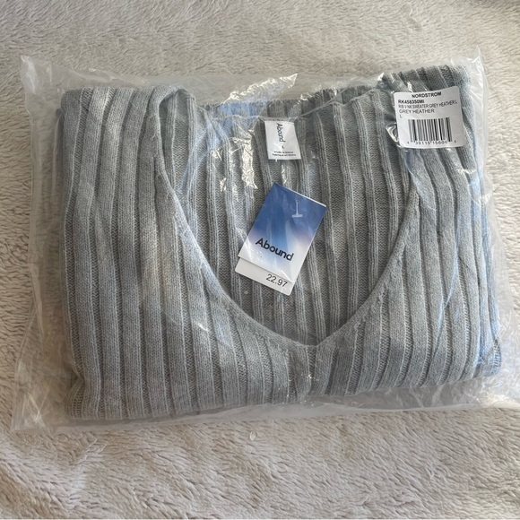 Bound Nordstrom NWT ribbed v neck Heather grey lightweight sweater - Picture 2 of 6